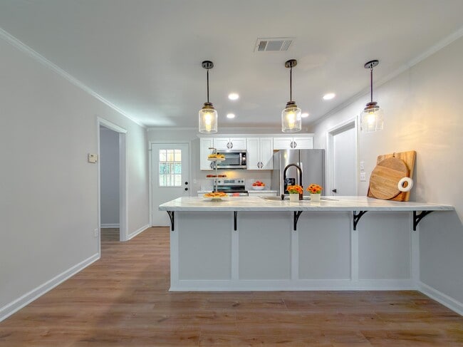 Building Photo - 703 3rd St NE