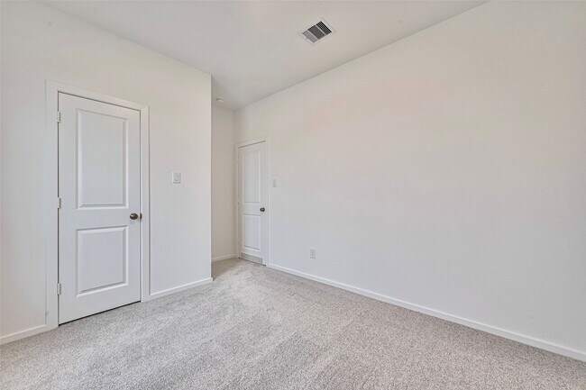 Building Photo - 6822 Yellow Jessamine Ln