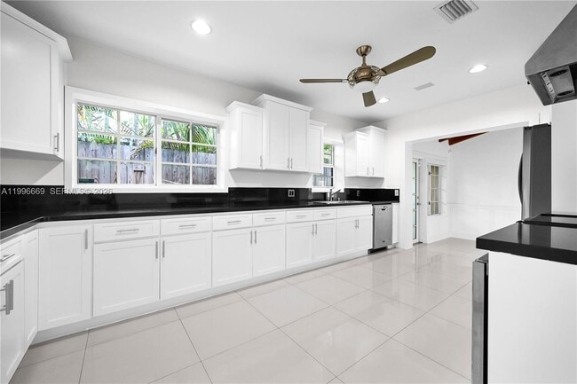 Building Photo - 3040 Lucaya St