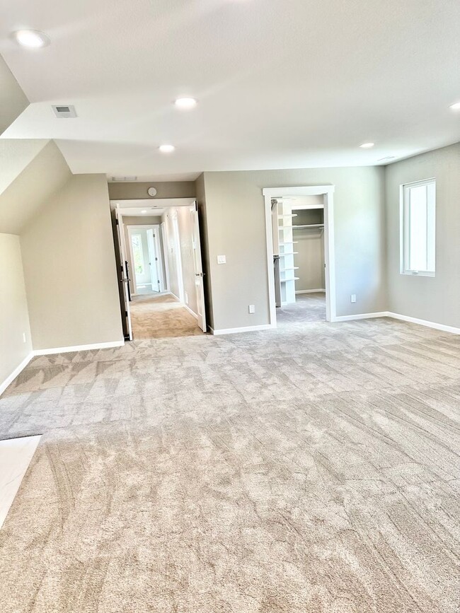 Building Photo - Move In Ready fully remodeled home for ren...