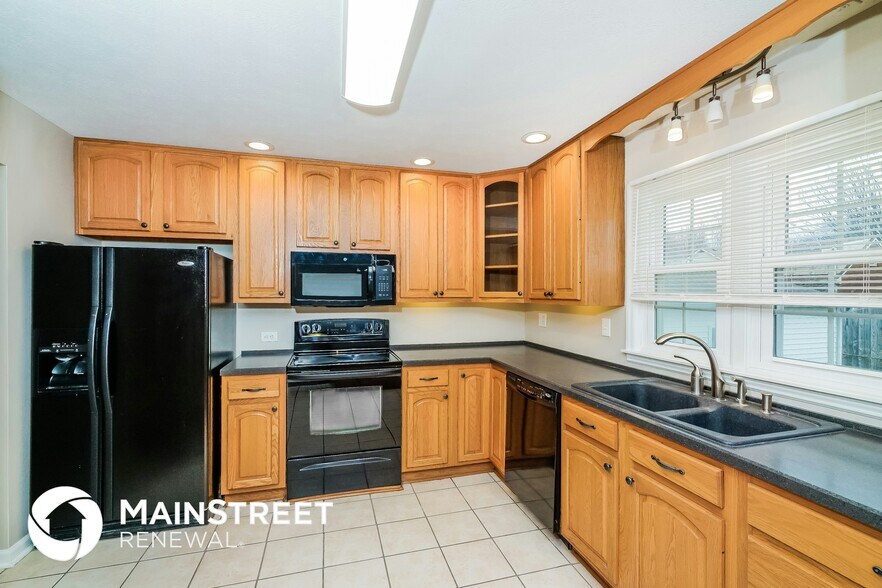 Building Photo - 6907 Mariemont Dr