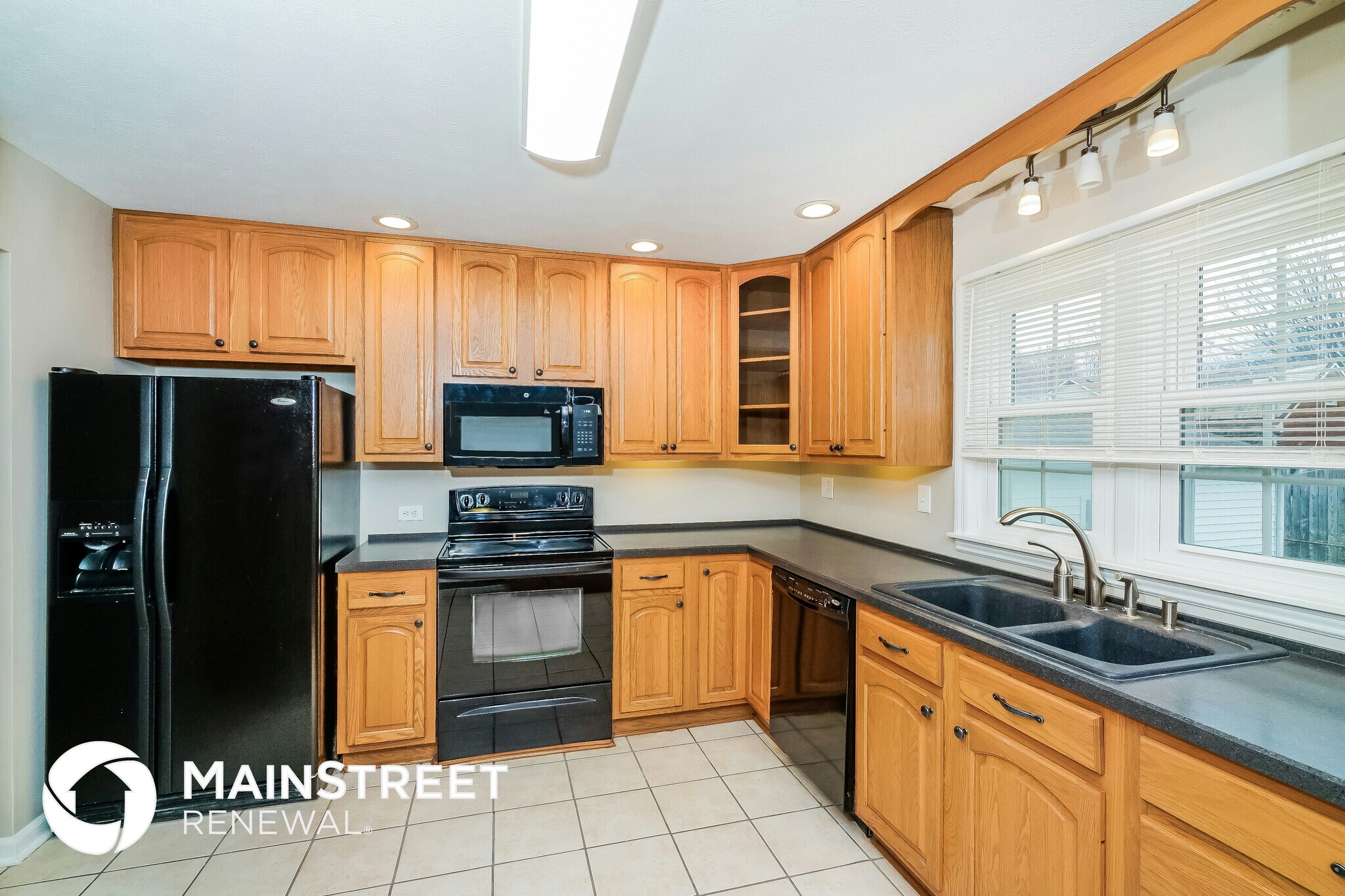 Building Photo - 6907 Mariemont Dr