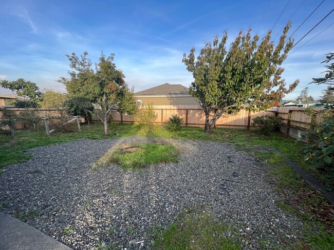 Building Photo - Pet Friendly! 2 Bed, 1 Bath Home with a Fu...