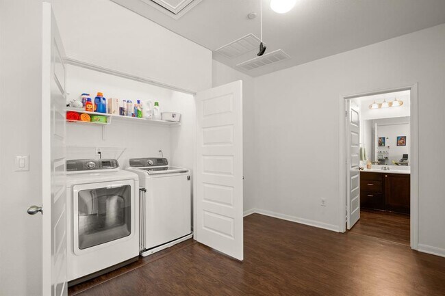 Building Photo - 1620 Bryant Dr