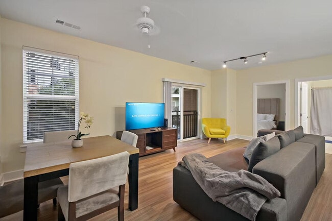 Building Photo - 615 S Columbus St