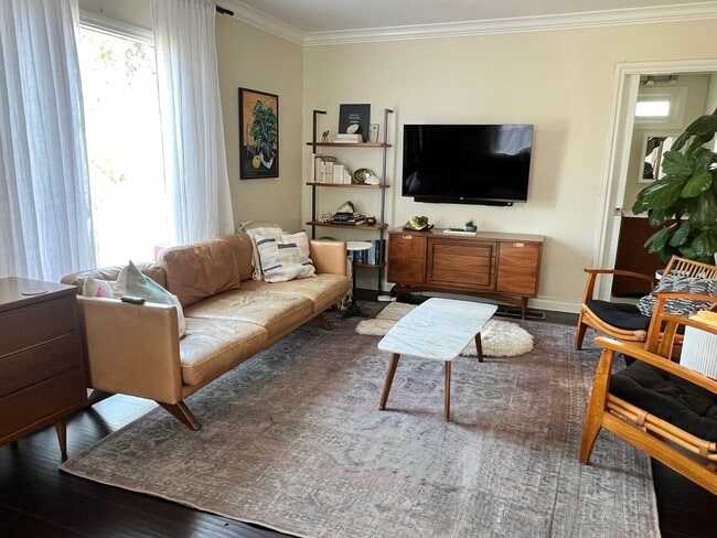 Building Photo - Charming Spanish 3 Bedroom Available!