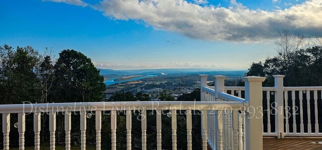 Building Photo - Cozy home with a stunning view!
