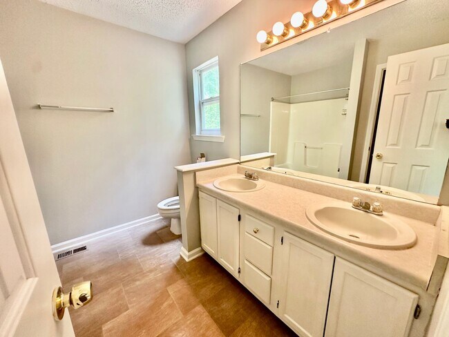 Building Photo - Dallas Rental