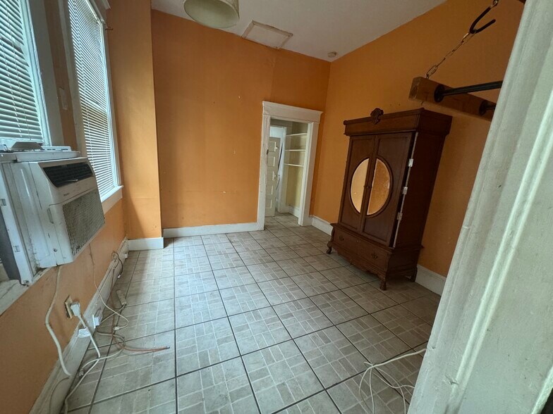 Building Photo - 215 S Howard Ave