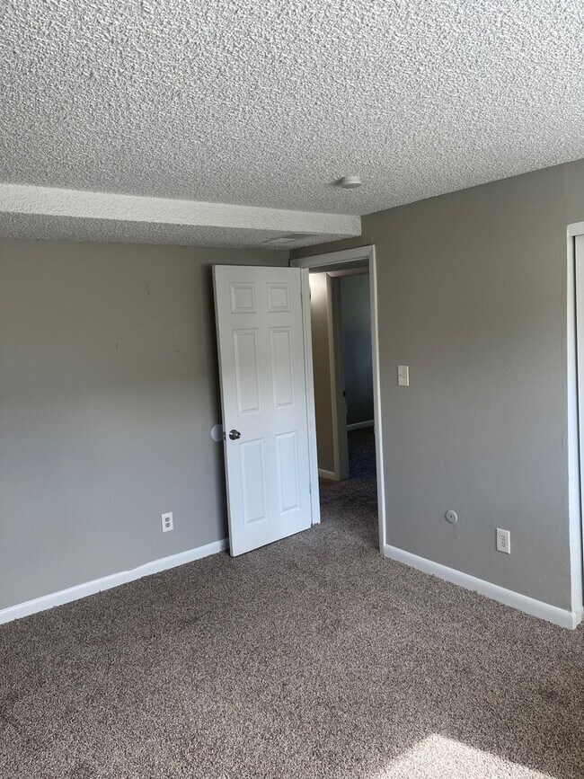 Building Photo - 3 Bedroom 2 Bathroom Condo in Applewood-Move in Ready!