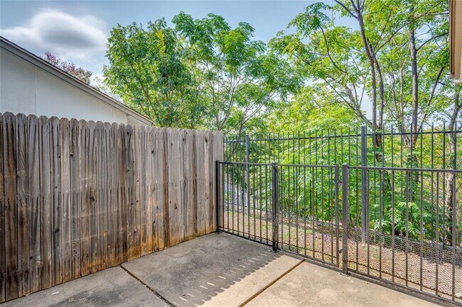 Building Photo - 6910 Hart Ln