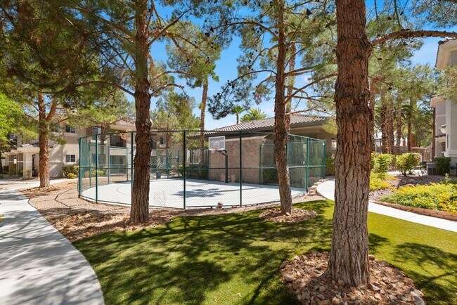Building Photo - *VERY NICE CONDO IN GATED COMMUNITY !