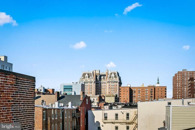 Building Photo - 18 E Madison St