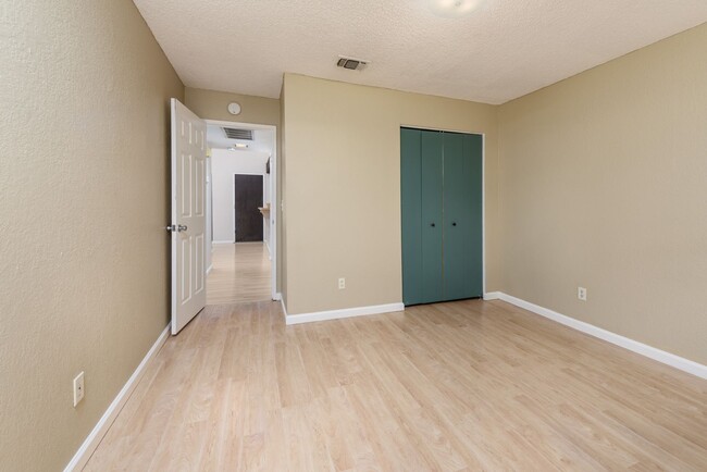 Building Photo - 2 bed 1 bath home w/ garage and yard, biki...