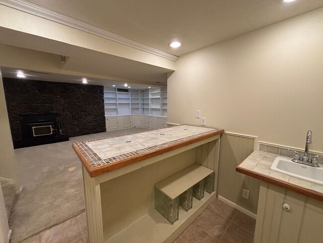 Building Photo - Great University Area Home!