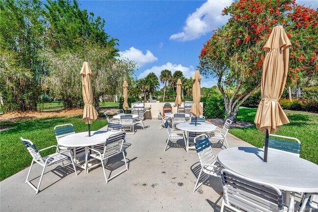 Building Photo - 511 SW South River Dr