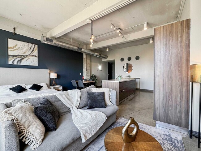 Building Photo - 555 Evergreen St