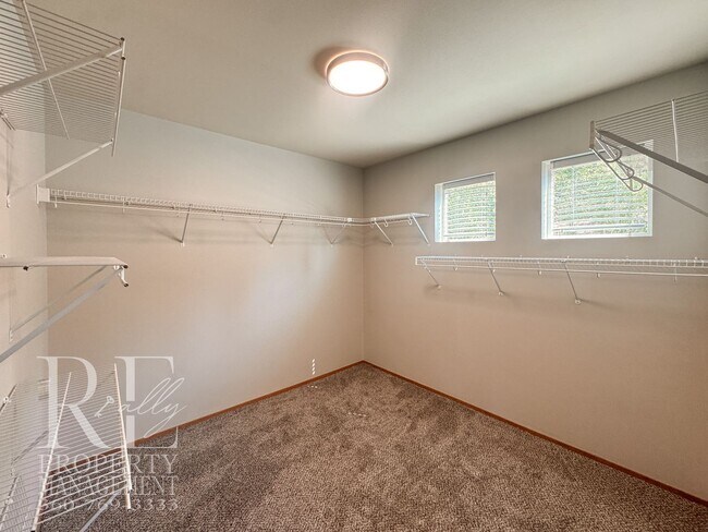 Building Photo - 2290 SW Siskin Cir
