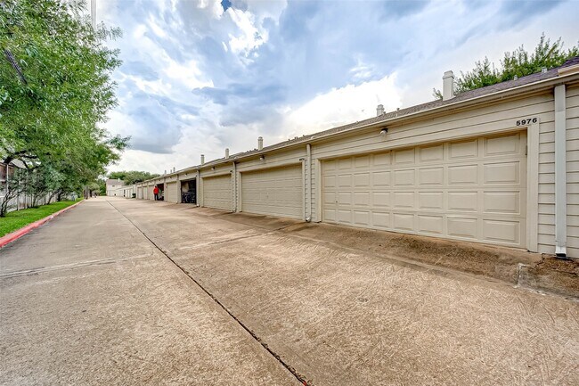 Building Photo - 5976 Woodway Place Ct