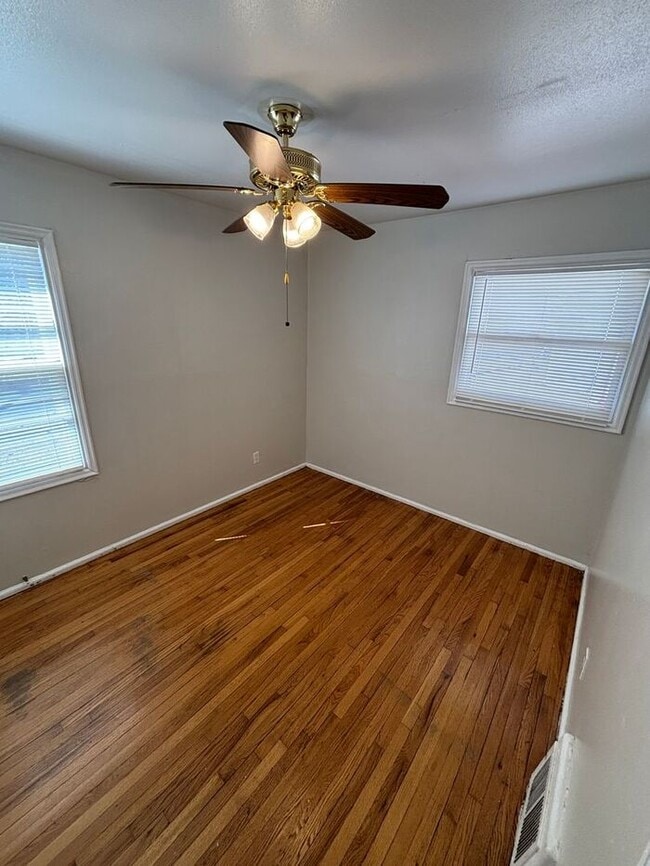 Building Photo - Charming 4-Bedroom Home in a Convenient Lo...