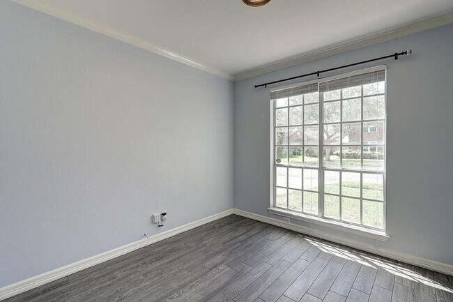 Building Photo - 7810 Duchess St