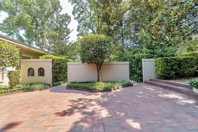 Building Photo - ** 3 bed 2 bath located in McGehee Estate ** Call our self-showing number to schedule a tour 334-...