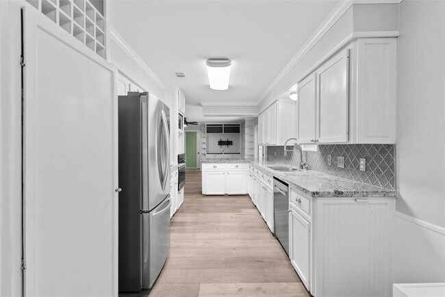 Building Photo - 5019 Oak Forest Dr