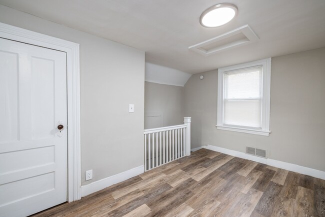 Building Photo - 2 Bedroom 1 Bath South Wedge, 1st floor la...