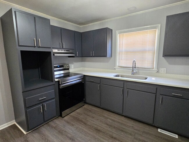 Building Photo - 2402 Chatham Dr