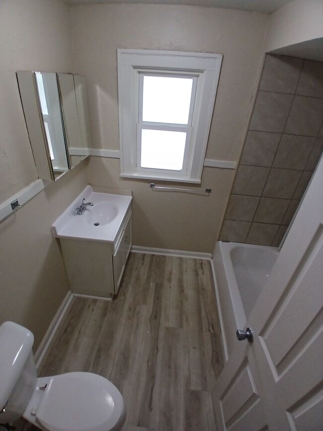 Building Photo - 328 Royal Ave