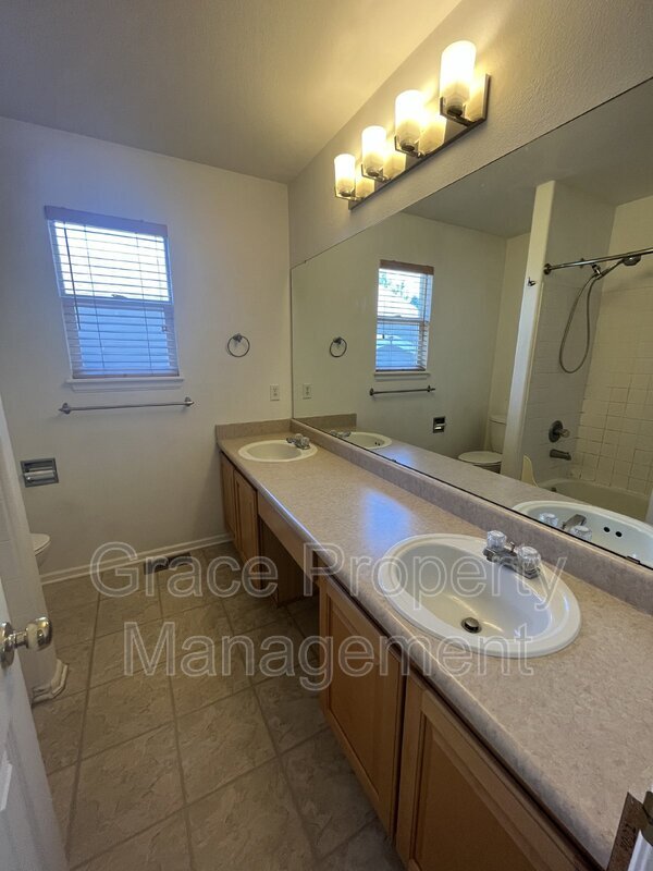 Building Photo - 5337 S Killarney St