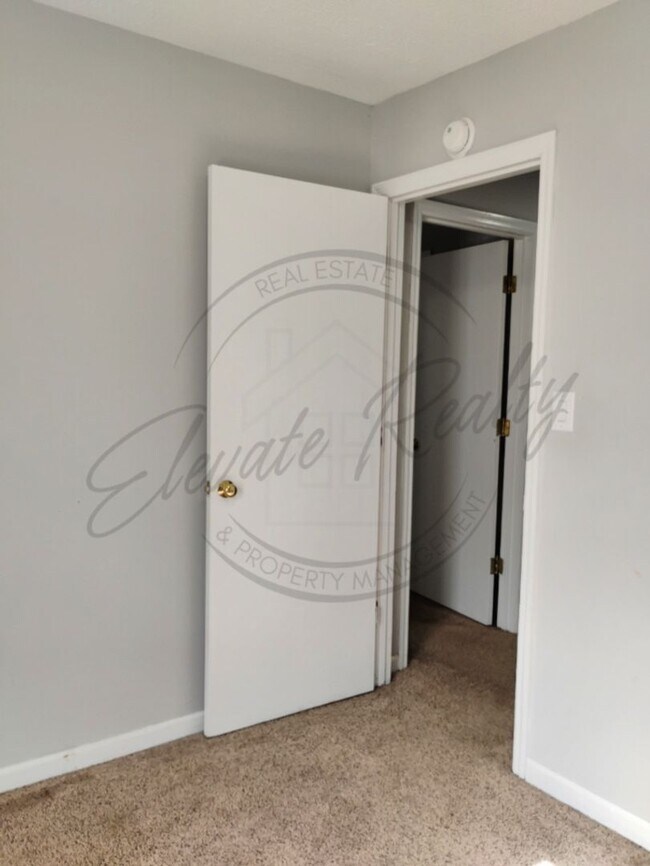 Building Photo - Three Bedroom, Two Level Duplex for Rent!