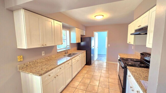 Building Photo - Charming Corner Lot Home in Deland- Near T...