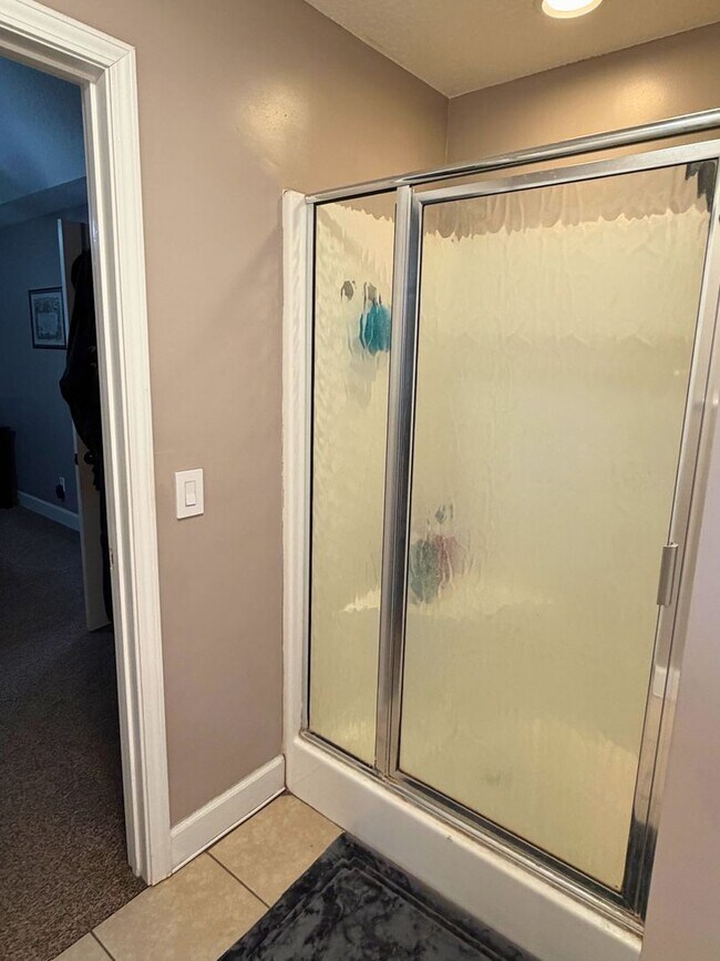 Building Photo - 4/2 with a LARGE fenced in yard!