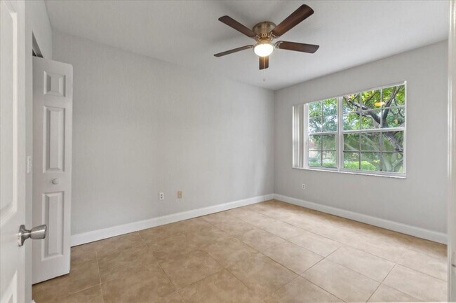 Building Photo - 2301 Belmont Ln