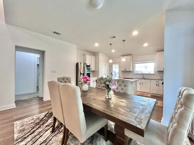 Building Photo - Inviting 4-Bed, 2.5-Bath Home with High Ceilings and Covered Deck