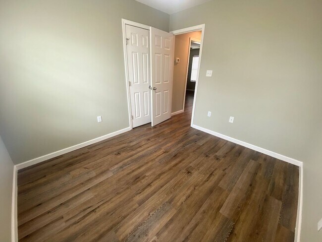 Building Photo - 899 Hampton Lane