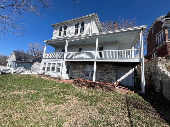 Building Photo - Breathtaking River Views!