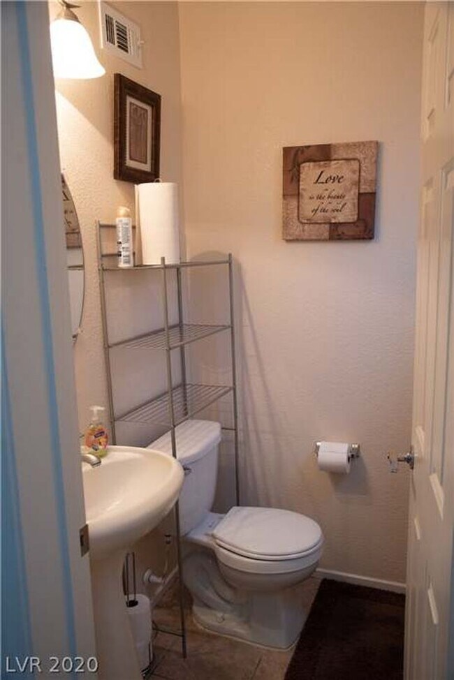 Building Photo - Northwest 3 bed, Lots of Amenities!