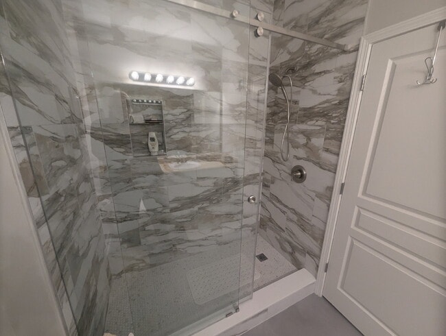 Building Photo - 400 Bucksley Ln