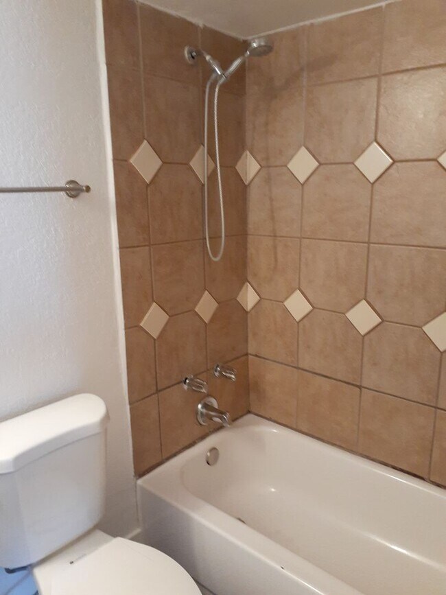 Building Photo - Spacious 4 Bed/2 Bath With Den  Updated Dec 2023.