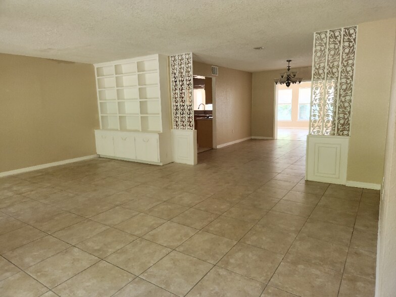 Building Photo - 2456 Broadvue Ave