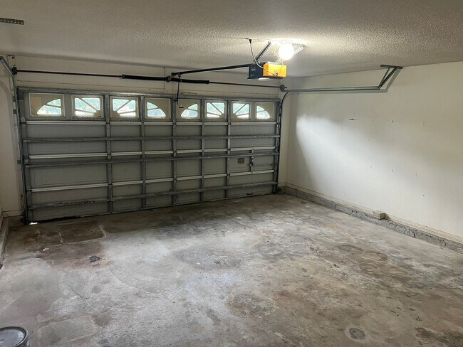 Building Photo - Located in the gated community of Parker's...