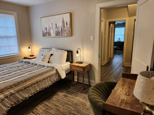 Building Photo - Cozy Apartment located near UAMS!