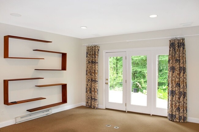 Building Photo - 5 Bedroom with Elevator