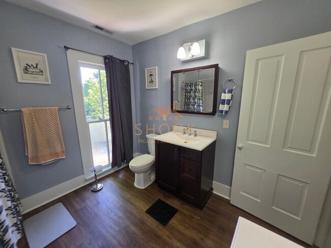 Building Photo - LARGE 4 BR HOME CLOSE TO DOWNTOWN W/ LOTS OF AMENITIES