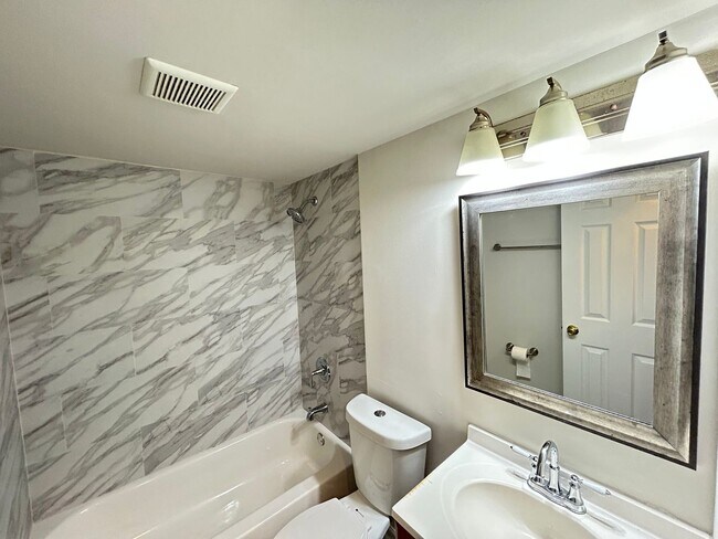 Building Photo - Renovated 1 bdrm, 1 bath Apt