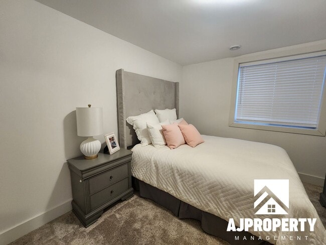 Building Photo - 5304 S Spirea Ave