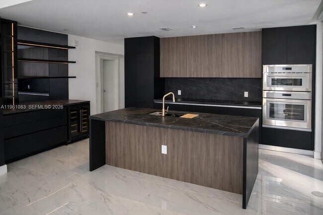 Building Photo - 700 NE 24th St