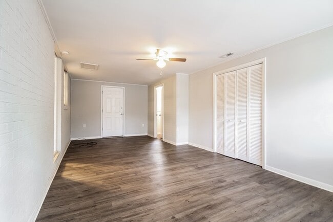 Building Photo - 219 W Castle Dr